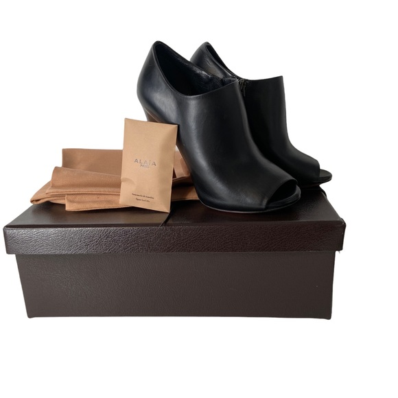 NWT Alaia Peep Toe Ankle Boots with Curved Heel Black Leather size 36.5 - Picture 2 of 8